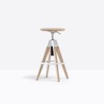 Stilvoller Barhocker ARKI-STOOL in heller Eiche und weiß pulverbeschichtetem Aluminium Pedrali ARKI-STOOL - Barhocker höhenverstellbar
