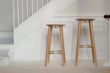 Neben dem Barhocker THE SOCIALITE BAR STOOL (rechts) stellt UMAGE auch den Thekenhocker THE SOCIALITE COUNTER STOOL (rehchts) vor, der 10 cm niedriger ist Barhocker aus Eichenholz THE SOCIALITE BAR STOOL von UMAGE