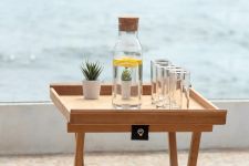 Der klappbare Tabletttisch SERVING TRAY WITH TRAY STAND von Traditional Teak ist vielseitig nutzbar und erweist sich als echter Allrounder im Außenbereich Tabletttisch klappbar - SERVING TRAY WITH TRAY STAND von Traditional Teak