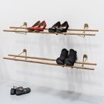 We Do Wood's hängendes Schuhregal SHOE RACK aus hellem Bambus mit Messing-Wandhalterung We Do Wood's hängendes Schuhregal SHOE RACK aus Bambus