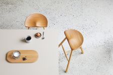 FORM & REFINE - SHOEMAKER CHAIR NO. 68 Barhocker aus Holz in Draufsicht