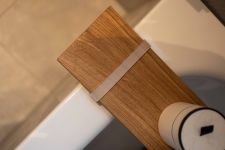 Hochwertiges BADEBRETT von Raumgestalt als stilvolle Ablage im Badezimmer - Foto: Franziska Grund Raumgestalt BADEBRETT elegante Badewannnenablage aus Holz