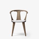 Gepolsterter Esszimmerstuhl IN BETWEEN SK2 mit Armlehne aus Holz in Eiche geräuchert von &tradition gepolsterter Esszimmerstuhl Holz IN BETWEEN SK2 von &tradition