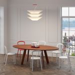 Klare Linien, ausgewählte Materialien und eine hochwertige Verarbeitung kennzeichnen den ovalen Holztisch LARGUS OVAL von vitamin design LARGUS OVAL von vitamin design - ovaler Holztisch in amerikanischem Nussbaum