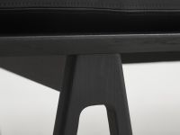 Detail der Relaxliege LEVEL DAYBED im dänischen Design von WOUD aus Holz in Eiche, schwarz lackiert und schwarzem Leder Detail Relaxliege aus Holz in Eiche und Leder schwarz - LEVEL DAYBED von WOUD