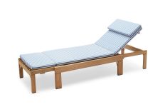 Sonnenliege aus Teak mit blau-weiß gestreifter Auflage RIVIERA SUNBED von Skagerak