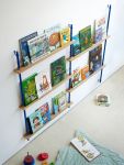 Dank der individuellen Gestaltungsmöglichkeiten und des klaren Designs fügt sich das MAGAZINE SHELVING von MOEBE in unterschiedliche Wohnraumkonzepte ein so wie hier im Kinderzimmer MOEBE - MAGAZINE SHELVING Zeitschriftenregal für die Wand im Kinderzimmer