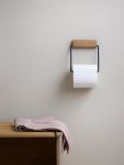 Modernes Badezimmer-Setting mit dem Toilettenpapierrollenhalter TOILET ROLL HOLDER von MOEBE aus Eichenholz und Schwarzstahl Moebe - Toilet Roll Holder Toilettenpapierhalter aus Holz und Metall