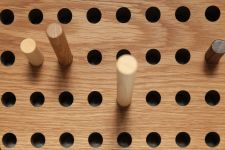 Detailaufnahme der individuell einsetzbaren Holzpins der SCOREBOARD Garderobe von We Do Wood Detail Design Wandgarderobe in Eiche mit Holzpins - SCOREBOARD von We Do Wood