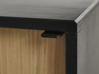 Detail Design Sideboard mit Schiebetür aus Holz in Eiche - VIRKA HIGH von WOUD