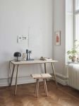 In Kombination des modernen Design Schreibtisches GEORG und dem gleichnamigen Hocker von Skagerak entsteht ein modernes Home Office Skagerak GEORG DESK - schmaler Designer Schreibtisch aus Massivholz in Eiche