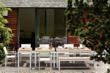 Der moderne Materialmix aus Teakholz und Aluminium bestimmt maßgeblich den modernen Look der QUADRAT Serie von Jan Kurtz Jan Kurtz - QUADRAT Sitzbank für die Terrasse aus Aluminium und Holz
