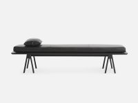 Relaxliege LEVEL DAYBED im dänischen Design von WOUD aus Holz in Eiche, schwarz lackiert und schwarzem Leder Relaxliege aus Holz in Eiche und Leder schhwarz - LEVEL DAYBED von WOUD
