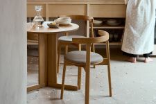 Modernes Küchensetting mit dem gepolsterten Esszimmerstuhl LUNAR CHAIR von FORM & REFINE Esszimmerstuhl grau gepolstert Lunar Chair von Form and Refine