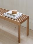 Sitzbank aus Eichenholz im Detail Lightweight Bench von Form & Refine