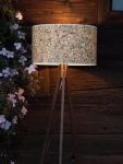 Im modernen Materialmix aus Nussbaumholz und Almheu wird die Tripod Stehlampe LIGNO von LeuchtNatur zum echten Blickfang LeuchtNatur LIGNO Tripod Stehlampe aus Holz mit Schirm aus Almheu