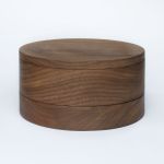 Auf der Oberfläche der Schmuckdose ist die lebendige Maserung des Holzes deutlich sichtbar und macht jede bOx von shibui zu einem echten Unikat dekorative Schmuckdose aus Holz in Walnuss - bOx von shibui