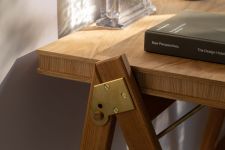 Detailaufnahme des Schreibtisches FIELD DESK von We Do Wood mit eleganten Messingdetails Designer Schreibtisch aus Holz - FIELD DESK von We Do Wood