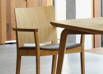 Armlehnstuhl KELLEY in Eiche geölt von Jan Kurtz Armlehnstuhl KELLEY in Eiche geölt von Jan Kurtz