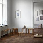 Die PEG COLLECTION von MOEBE umfasst neben dem Tritthocker PEG STEP STOOL auch einen Sitzhocker und eine Sitzbank Tritthocker aus Eichenholz Peg Step Stool von Moebe
