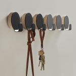 Die Wandhaken HOOK von WOUD begeistern im modernen Materialmix aus Eichenholz und Metall und erweisen sich als echter Blickfang HAAK HOOK von WOUD - Wandhaken im dänischen Design aus Holz
