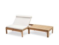 Klappbare Teak Sonnenliege RIVIERA LOUNGE von Skagerak mit passender Auflage in Weiß Teak Sonnenliege und Klappliege mit Auflage in Weiß - RIVIERA LOUNGE von Skagerak