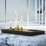 Dekoratives Kerzenhalter-Tablett CANDLE TRAY DE LUXE aus Holz mit Kerzenständern aus Messing von The Oak Men CANDLE TRAY DE LUXE von The Oak Men - Kerzenhalter-Tablett aus Holz mit Messing