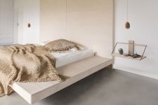 Vielseitig einsetzbares Wandregal WOOD WALL SHELF als Nachttisch mit Lampe EGG LIGHT Modernes Wandregal aus Holz und Leder von Andersen Furniture - WOOD WALL SHELF