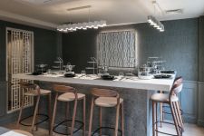 Barhocker aus Massivholz an der Küchentheke - NEVA LIGHT 65 BAR CHAIR von Artisan