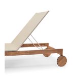 Die an der Kopfseite der Sonnenliege angebrachten Räder erleichtern das Verrücken im Garten oder auf der Terrasse Sonnenliege mit Armlehnen aus Teak - PELAGO SUNBED von Skagerak