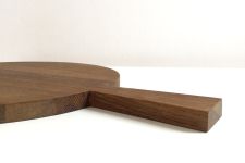 Detail: Griff des runden Brettes in Eiche geräuchert