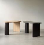 Erhältlich ist der Schreibtisch THE ECLIPSE DESK von Audo Copenhagen in zwei Varianten, in natur geölter Eiche und dunkel geölter Eiche Schreibtisch aus Holz und Stahl in Eiche natur oder dunkel geölt The Eclipse Desk von Menu