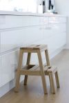 Leiter DANIA STEP LADDER aus natürlichem Eichenholz von Skagerak für die Küche, den Flur, das Bad und die Wohnbereiche Trittleiter Holz in Eiche - DANIA STEP LADDER von Skagerak