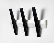 Hakenleiste Holz in weiß lackiert Haken schwarz lackiert TANGENT 3 von Hoigaard