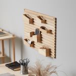 In den einzelnen Boxen des INPUT ORGANISER von WOUD können neben Stiften und Notizzetteln auch kleine Büroutensilien oder persönliche Erinnerungsstücke aufbewahrt werden WOUD - INPUT ORGANISER Schreibtisch Aufbewahrung aus Eichenholz