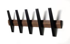 Garderobenleiste Design in Nussbaum und schwarz TANGENT 5 von Hoigaard