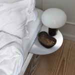 MOEBE - BED Ausziehbett aus Edelstahl mit Nachttisch im dänischen Design 
