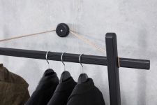 Design Garderobe CLOTHES RACK von Andersen Furniture - Die Anbringung im Detail CLOTHES RACK von Andersen Furniture - Design Garderobe Anbringung