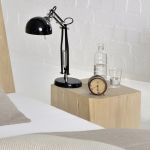 Der Massivholzhocker PFEIFE von vitamin design eignet sich auch hervorragend als Beistelltisch neben dem Bett Hocker Massivholz in Asteiche gekalkt PFEIFE von vitamin design