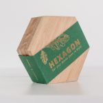 Dank ihres klaren Designs und ihrer hochwertigen Verarbeitung eignen sich die Untersetzer HEXAGON COASTERS von Rio Lindo ideal als Geschenkidee 4er-Set Holz Untersetzer als Geschenkidee - HEXAGON COASTERS von Rio Lindo