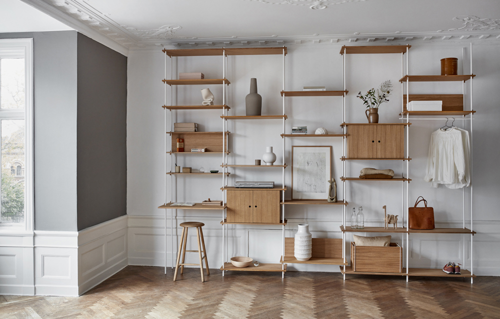 Regalwand aus Eichenholz und weißem Metall - SHELVING SYSTEM von MOEBE