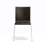 Eleganter Design Stapelstuhl KUADRA 1331 im modernen Materialmix aus Holz und Stahl von Pedrali - Abbildung in Eiche gebeizt (Wenge) Stapelstuhl aus Holz und Stahl im italienischen Design - KUADRA von Pedrali