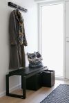 Die Garderobe CUTTER RACK kann mit den anderen Produkten aus der CUTTER-Serie von Skagerak kombiniert werden Wandgarderobe in Eiche schwarz - CUTTER RACK und CUTTER BENCH von Skagerak