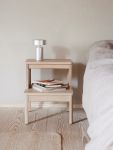 Im Schlafzimmer bietet der Tritthocker A LINE STEPSTOOL von FORM & REFINE eine moderne Alternative zum klassischen Nachttisch Tritthocker aus Eiche als Nachttisch - A LINE STEPSTOOL von Form & Refine