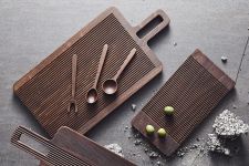 Servierbrett aus Holz mit Griff - BREAD BOARD YAMI von MUUBS