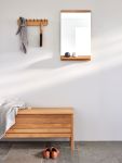 Modernes Garderoben-Setting mit dem Wandspiegel RIM MIRROR, der Garderobenleiste ECHO und der Sitzbank A LINE 68 in Eiche geölt von FORM & REFINE Wandspiegel in Eiche mit schmaler Ablage - Rim von Form & Refine