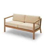 2-Sitzer Outdoor Sofa VIRKELYST von Skagerak aus FSC-zertifiziertem Teakholz mit goldgelb gestreiften Polstern Skagerak - VIRKELYSET 2-SEATER Outdoor Sofa 2-Sitzer aus Holz