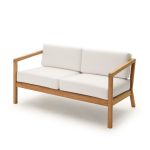 2-Sitzer Outdoor Sofa VIRKELYST von Skagerak aus FSC-zertifiziertem Teakholz mit weißen Polstern Outdoor Sofa 2-Sitzer aus Holz - VIRKELYST 2-SEATER von Skagerak