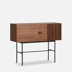 120 cm breites Sideboard ARRAY von WOUD in Walnuss mit schwarzem Metallgestell Sideboard aus Walnussholz mit Metallgestell und 120 cm Breite - ARRAY von WOUD