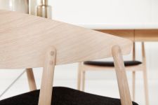 Hochwertig verarbeiteter Esszimmerstuhl AC2 von Andersen Furniture mit Armlehnen aus Eichenholz im Detail  Esszimmerstuhl mit Armlehnen Eiche matt Lederbezug AC2 von Andersen Furniture